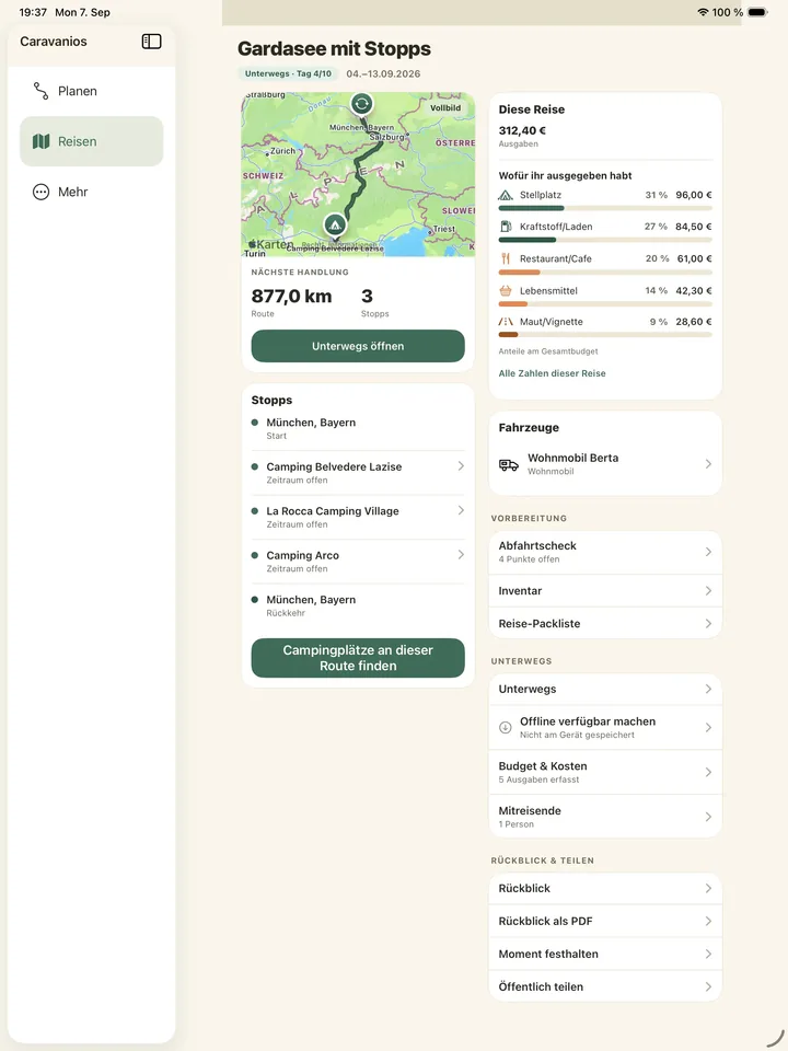Caravanios auf dem Tablet: links Karte, Streckenlänge und Stoppliste einer Campingreise, rechts Ausgaben, Fahrzeug, Vorbereitung und Rückblick derselben Reise.